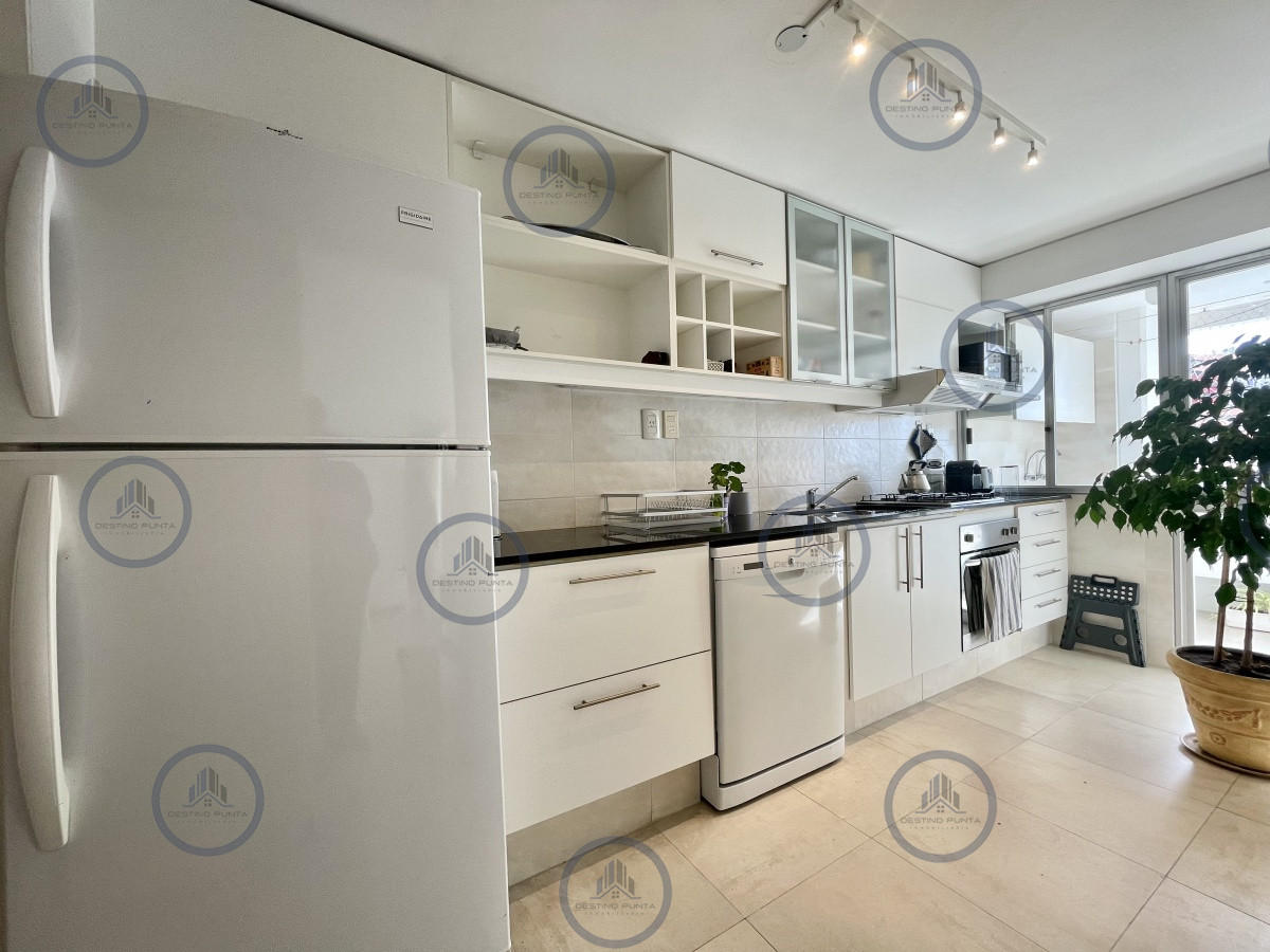 Apartamento ID.968 - Apartamento de 2 Dormitorios en Torre con Servicios - Playa Brava, Punta del Este