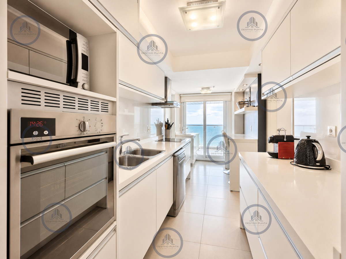 Apartamento ID.2321 - Penthouse Dúplex de 3 Dormitorios y Parrillero en Playa Mansa, Punta del Este