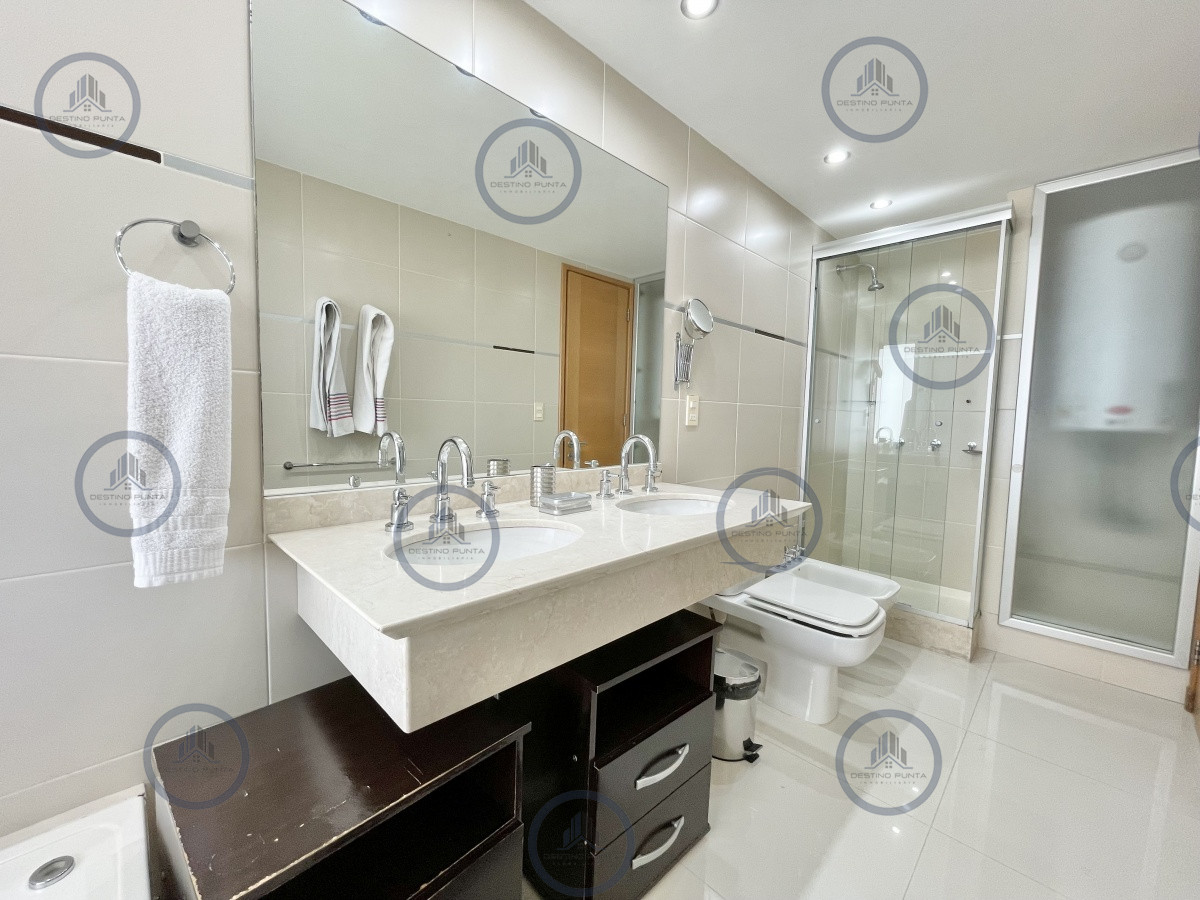 Apartamento ID.217 - Apartamento de 2 Dormitorios y Servicio a metros del mar, Playa Mansa Punta del Este