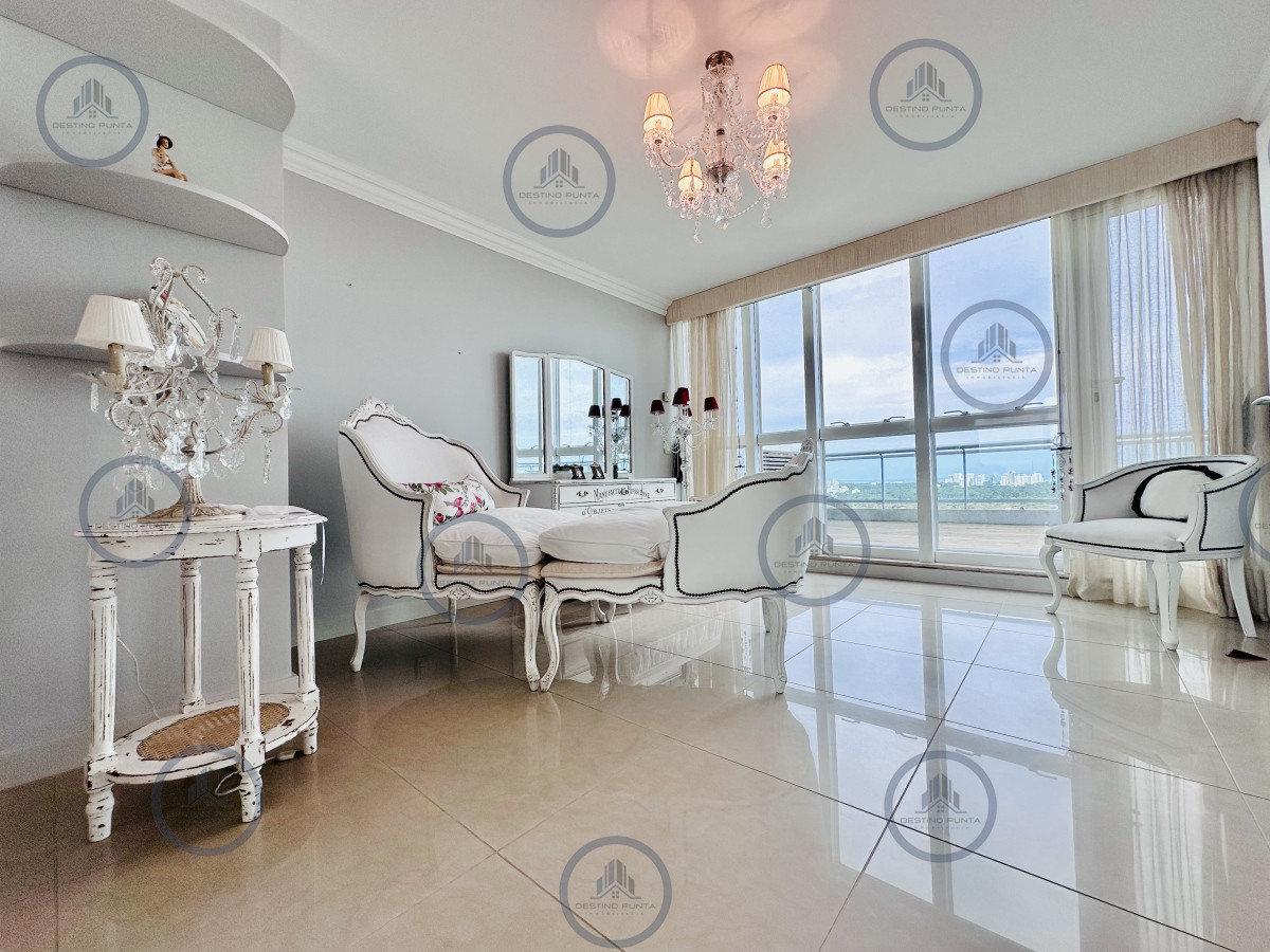 Apartamento ID.2300 - Lujoso Penthouse de 4 Dormitorios con Vista al Mar sobre Playa Mansa, Punta del Este