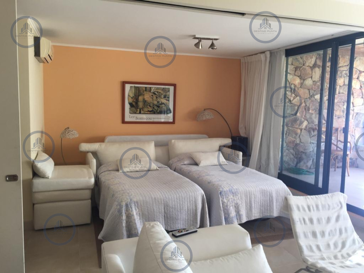 Apartamento ID.582 - Venta de apartamento amplio de dormitorio y medio con terraza y parrillero de uso exclusivo en Punta Ballena