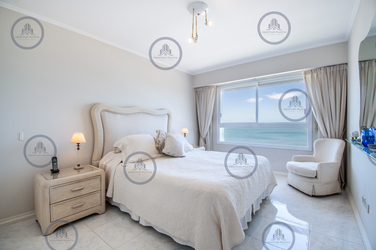 Apartamento ID.77 - Alquiler temporario y venta de espectacular departamento esquinero al frente en edificio icónico frente al Mar, Playa Mansa, Punta del Este 