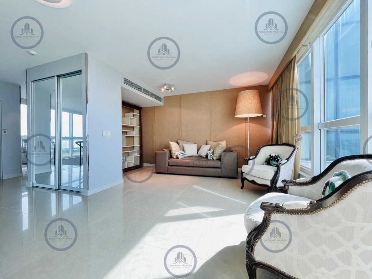 Apartamento ID.2300 - Lujoso Penthouse de 4 Dormitorios con Vista al Mar sobre Playa Mansa, Punta del Este