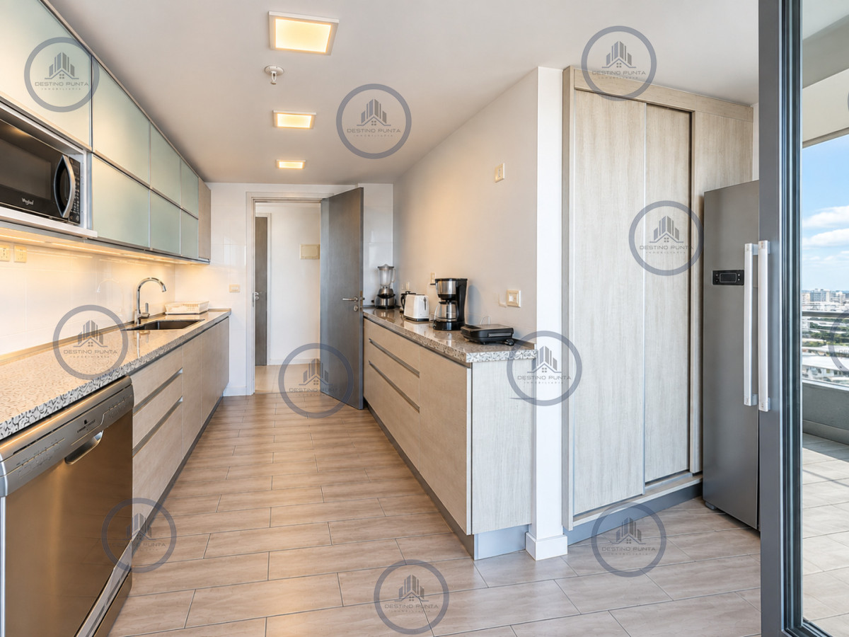 Apartamento ID.3292 - Penthouse Dúplex de 3 Dormitorios en suite con Parrillero, Jacuzzi y Amplias Terrazas con vistas panorámicas. Playa Mansa, Punta del Este