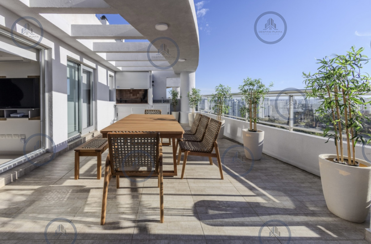 Apartamento ID.171 - Moderno Penthouse con Vista al Mar, en Playa Brava, 3 Dormitorios con Parrillero y Dependencia de servicio