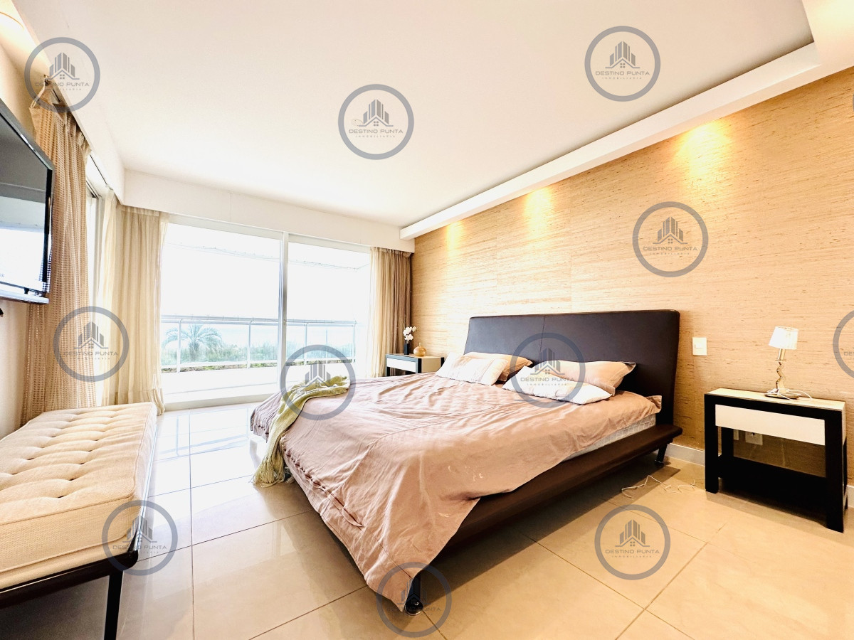 Apartamento ID.1708 - Alquiler temporario de gran apartamento de 4 dormitorios más dependencia en Playa Mansa