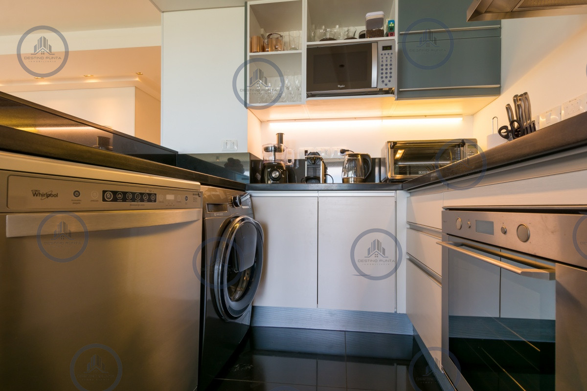 Apartamento ID.301 - Excelente Apartamento de 2 Dormitorios + Servicio en Brava con Vista al Mar