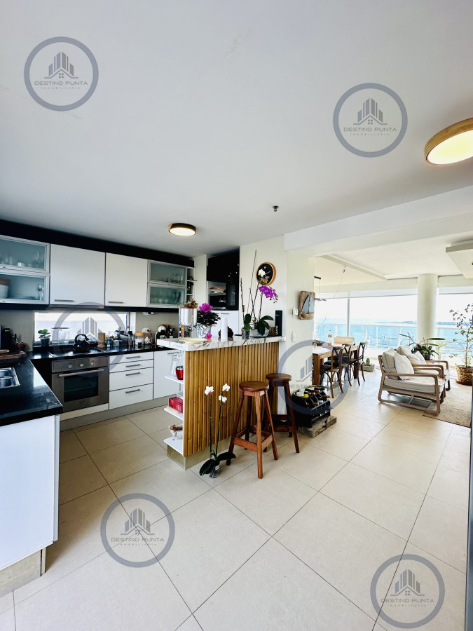 Apartamento ID.1226 - Venta de Excelente Penthouse de 2 Dormitorios y Parrillero con vistas a Playa Mansa, Punta del Este