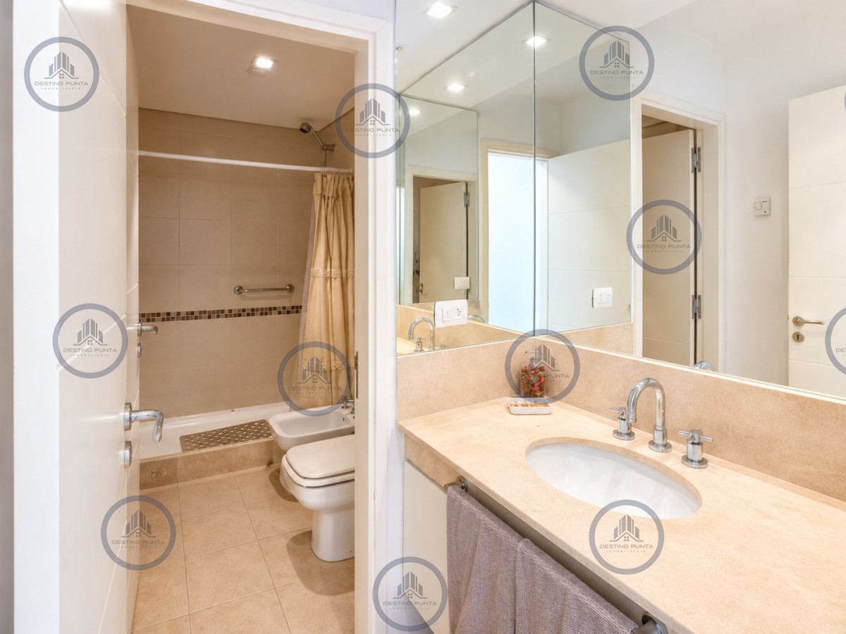 Apartamento ID.3255 - Apartamento de 3 Dormitorios con Vista al Mar, en Playa Brava Punta del Este