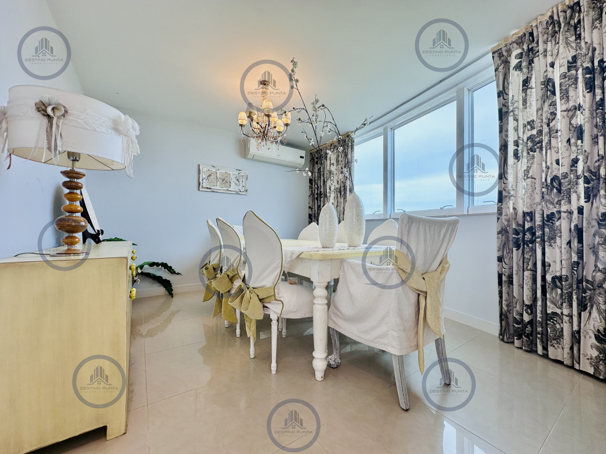 Apartamento ID.2300 - Lujoso Penthouse de 4 Dormitorios con Vista al Mar sobre Playa Mansa, Punta del Este