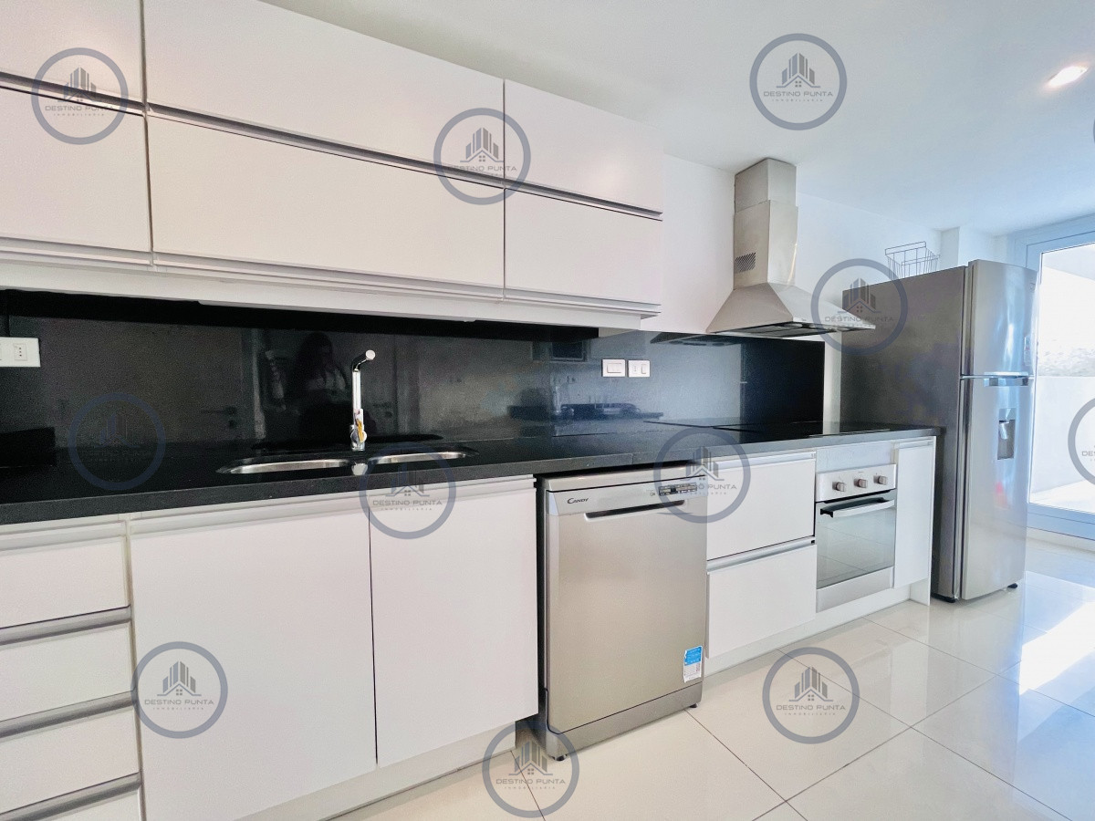 Apartamento ID.304 - Apartamento de 3 Dormitorios y Parrillero Frente al Mar, Playa Mansa