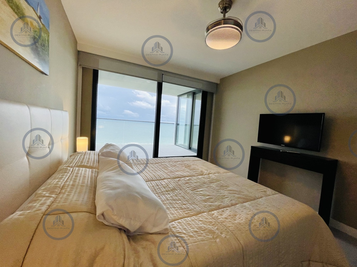 Apartamento ID.1122 - Venta y Alquiler Anual Moderno Apartamento de 2 Dormitorios en Torre Venetian sobre Playa Mansa