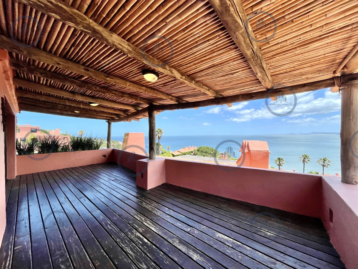 Alquiler temporario, anual y venta  de maravillosa casa de cuatro dormitorios más dependencia en Complejo Privado de Punta Ballena — fotografía 1