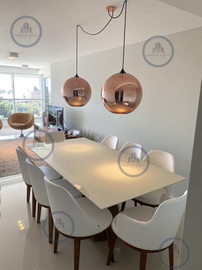 Apartamento ID.2307 - Venta Excelente Apartamento de 2 Dormitorios + Servicio en Brava con Vista al Mar