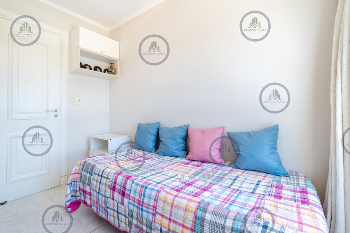 Apartamento ID.77 - Alquiler temporario y venta de espectacular departamento esquinero al frente en edificio icónico frente al Mar, Playa Mansa, Punta del Este 