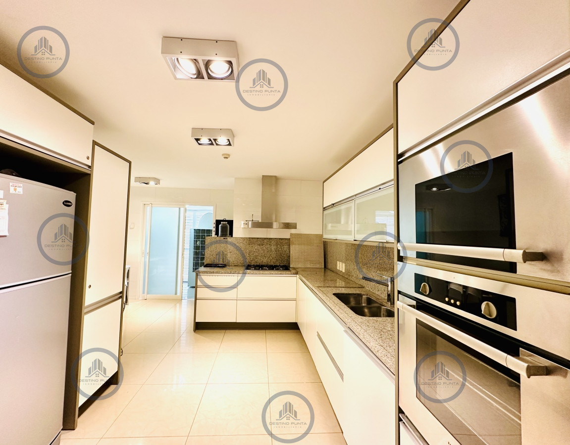 Apartamento ID.1708 - Alquiler temporario de gran apartamento de 4 dormitorios más dependencia en Playa Mansa
