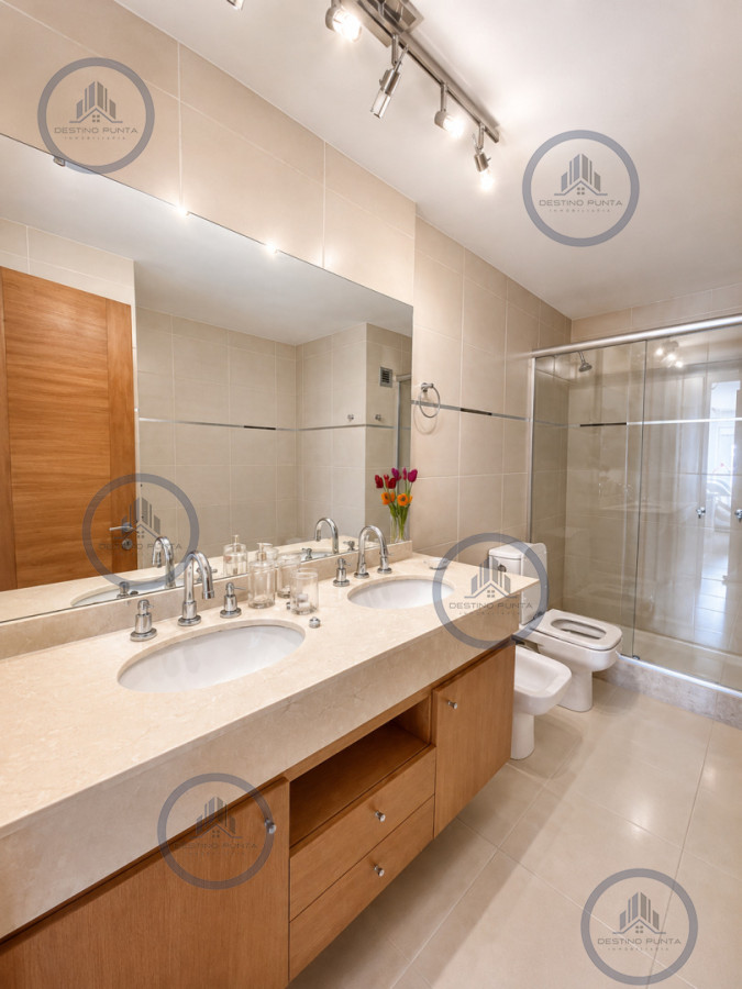 Apartamento ID.58 - Apartamento de 2 Dormitorios a metros del mar y torre moderna, playa Mansa, Punta del Este