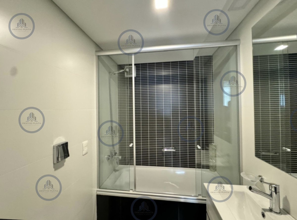 Apartamento ID.174 - Venta de apartamento de 2 dormitorios más dependencia y parrillero en Playa Mansa