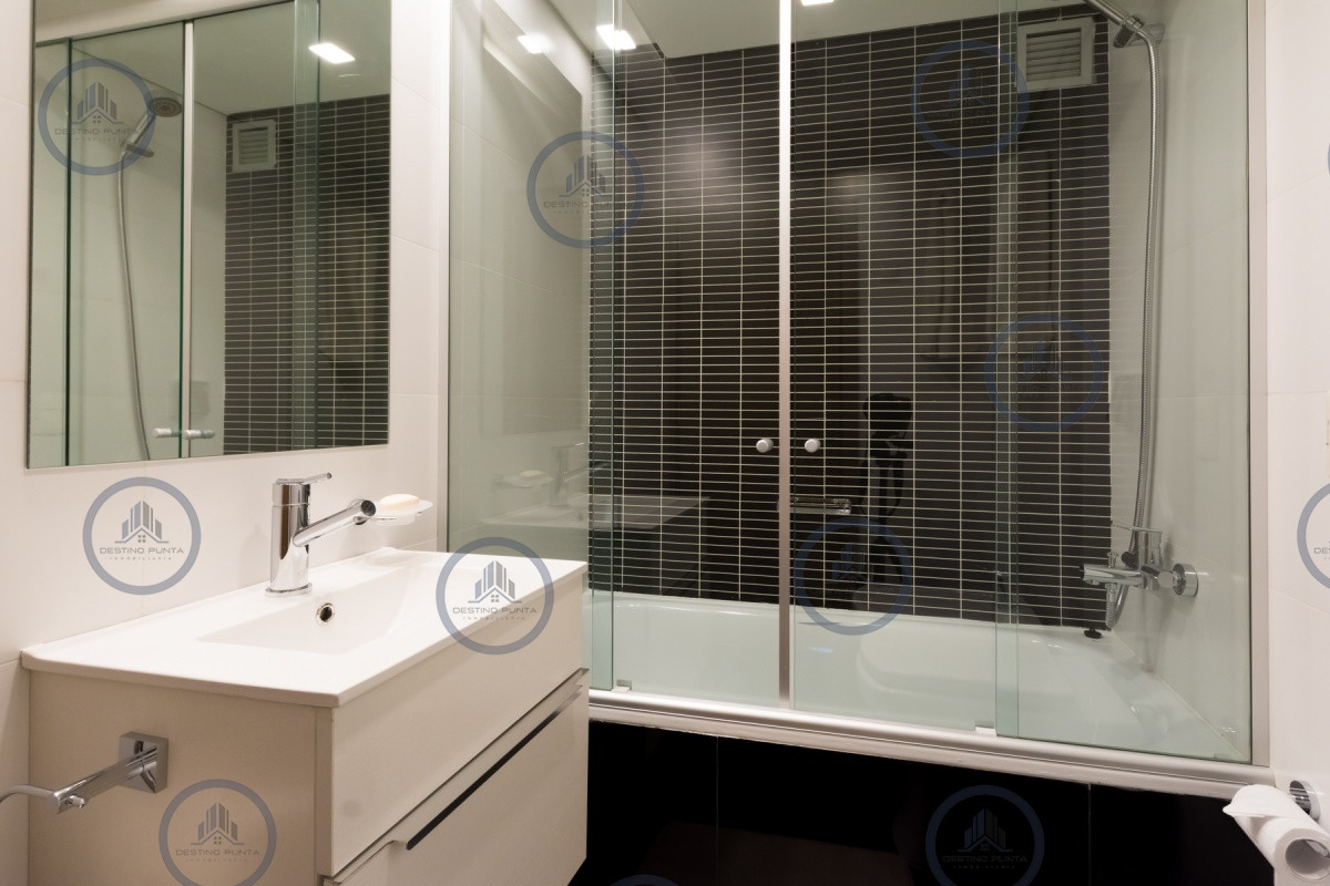 Apartamento ID.301 - Excelente Apartamento de 2 Dormitorios + Servicio en Brava con Vista al Mar