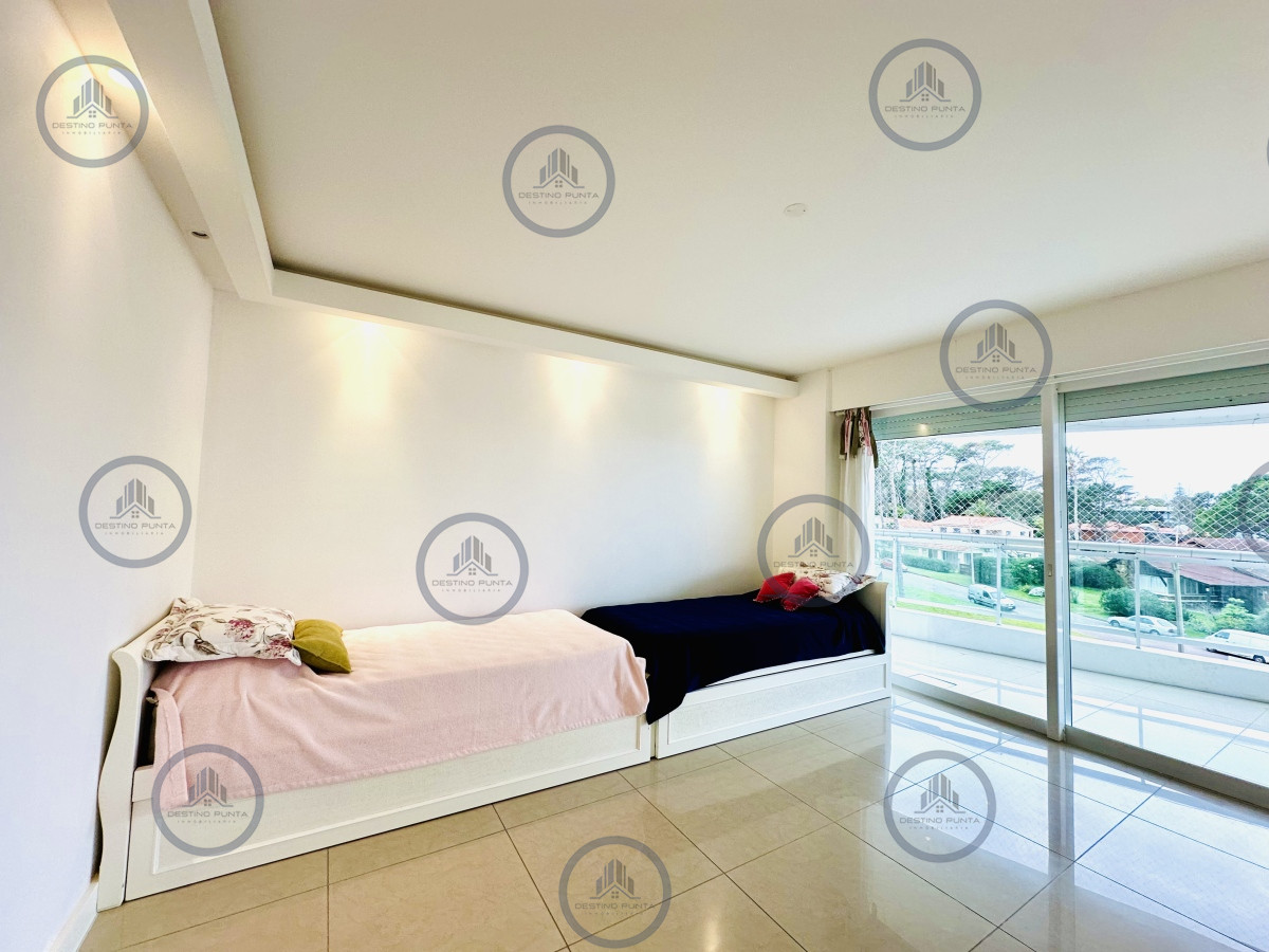 Apartamento ID.1708 - Alquiler temporario de gran apartamento de 4 dormitorios más dependencia en Playa Mansa