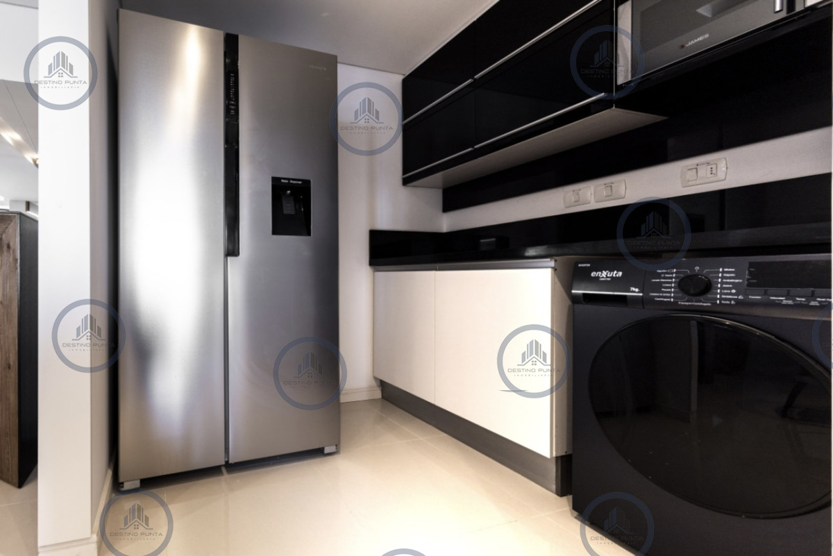 Apartamento ID.171 - Moderno Penthouse con Vista al Mar, en Playa Brava, 3 Dormitorios con Parrillero y Dependencia de servicio