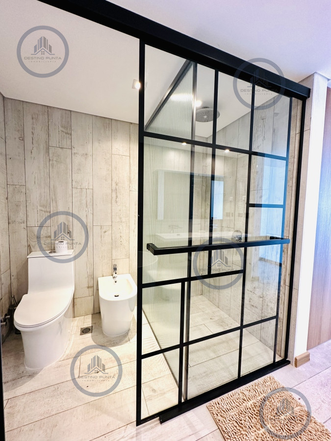 Apartamento ID.677 - Venta y alquiler de apartamento de tres dormitorios con tres suites moderno a estrenar, playa Brava