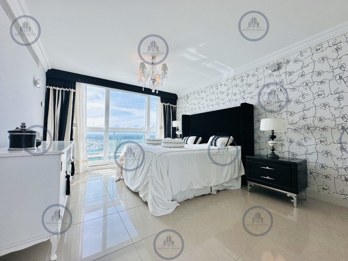 Apartamento ID.2300 - Lujoso Penthouse de 4 Dormitorios con Vista al Mar sobre Playa Mansa, Punta del Este