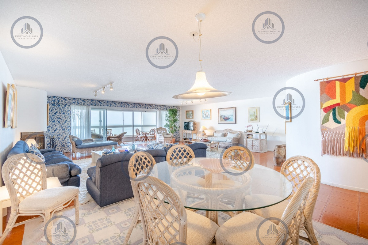 Apartamento ID.71 - Excelente Apartamento de 3 Dormitorios y Dependencia de Servicio Frente al Mar - Playa Brava