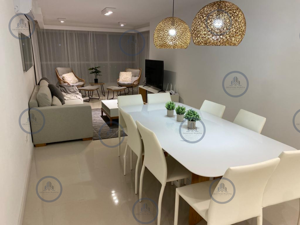 Apartamento ID.173 - Apartamento piso alto de 2 dormitorios en suite más dependencia de servicio y parrillero, Playa Brava