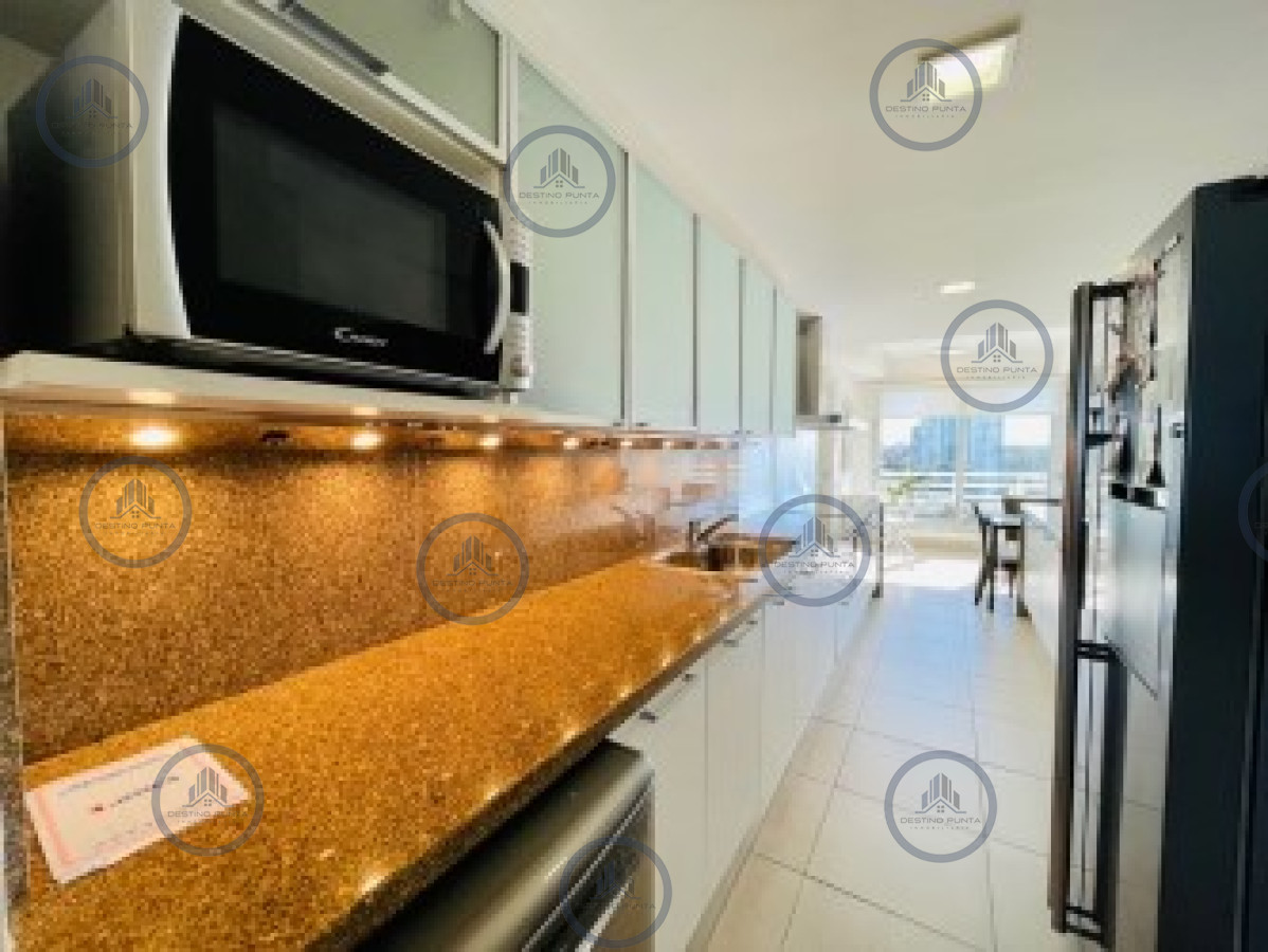 Apartamento ID.46 - Venta de apartamento premiun de tres dormitorios más dependencia en torre de categoría sobre playa Brava, Punta del Este