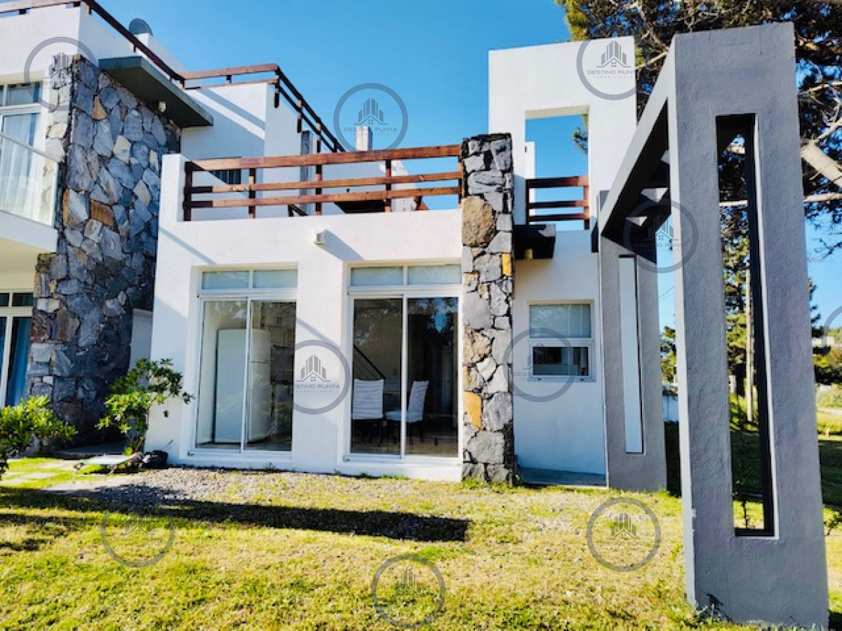Alquiler temporario de apartamento duplex de dos dormitorios y parrillero en Manantiales — fotografía 2