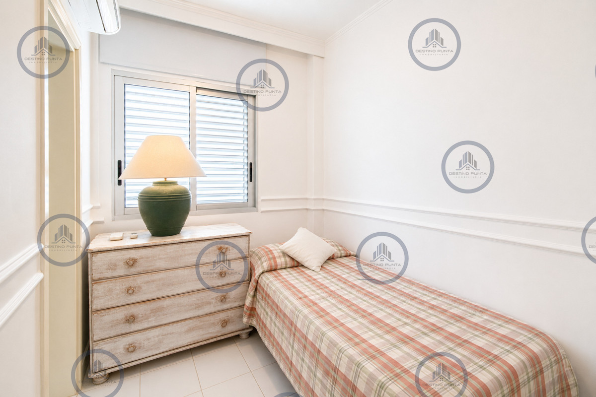 Apartamento ID.1102 - Exclusivo Apartamento Frente al Mar en Playa Brava, 3 Dormitorios y Dependencia