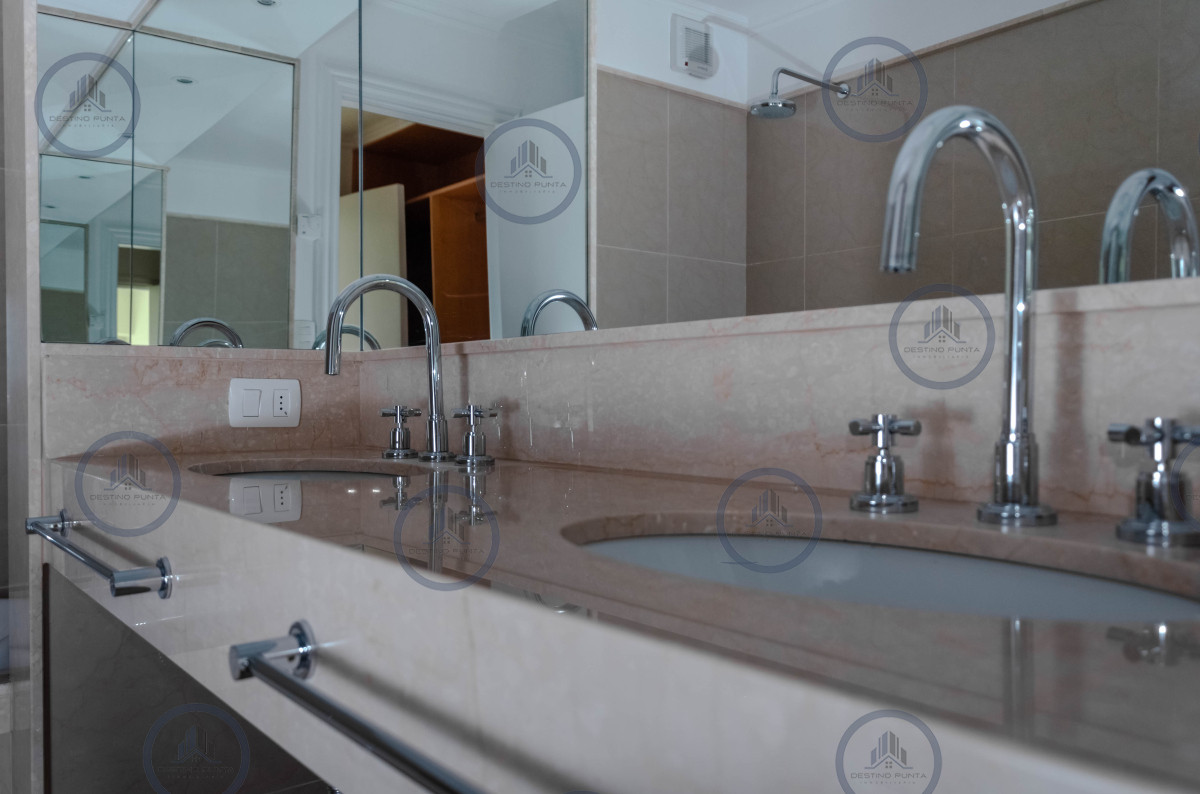 Apartamento ID.230 - Exclusivo penthouse en venta de dos dormitorios sobre Playa Mansa