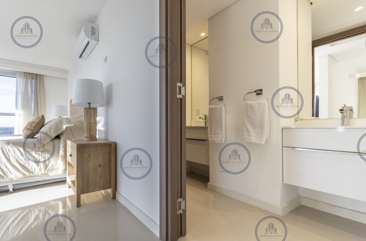 Apartamento ID.171 - Moderno Penthouse con Vista al Mar, en Playa Brava, 3 Dormitorios con Parrillero y Dependencia de servicio