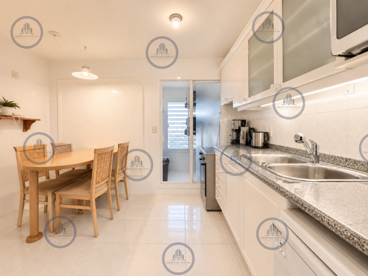 Apartamento ID.79 - Apartamento de 3 Dormitorios sobre Playa Mansa, en Venta y Alquiler, Punta del Este