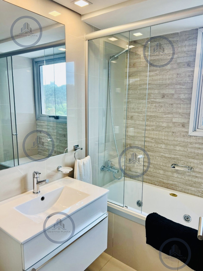 Apartamento ID.441 - Apartamento de 2 Dormitorios + Servicio en Playa Brava