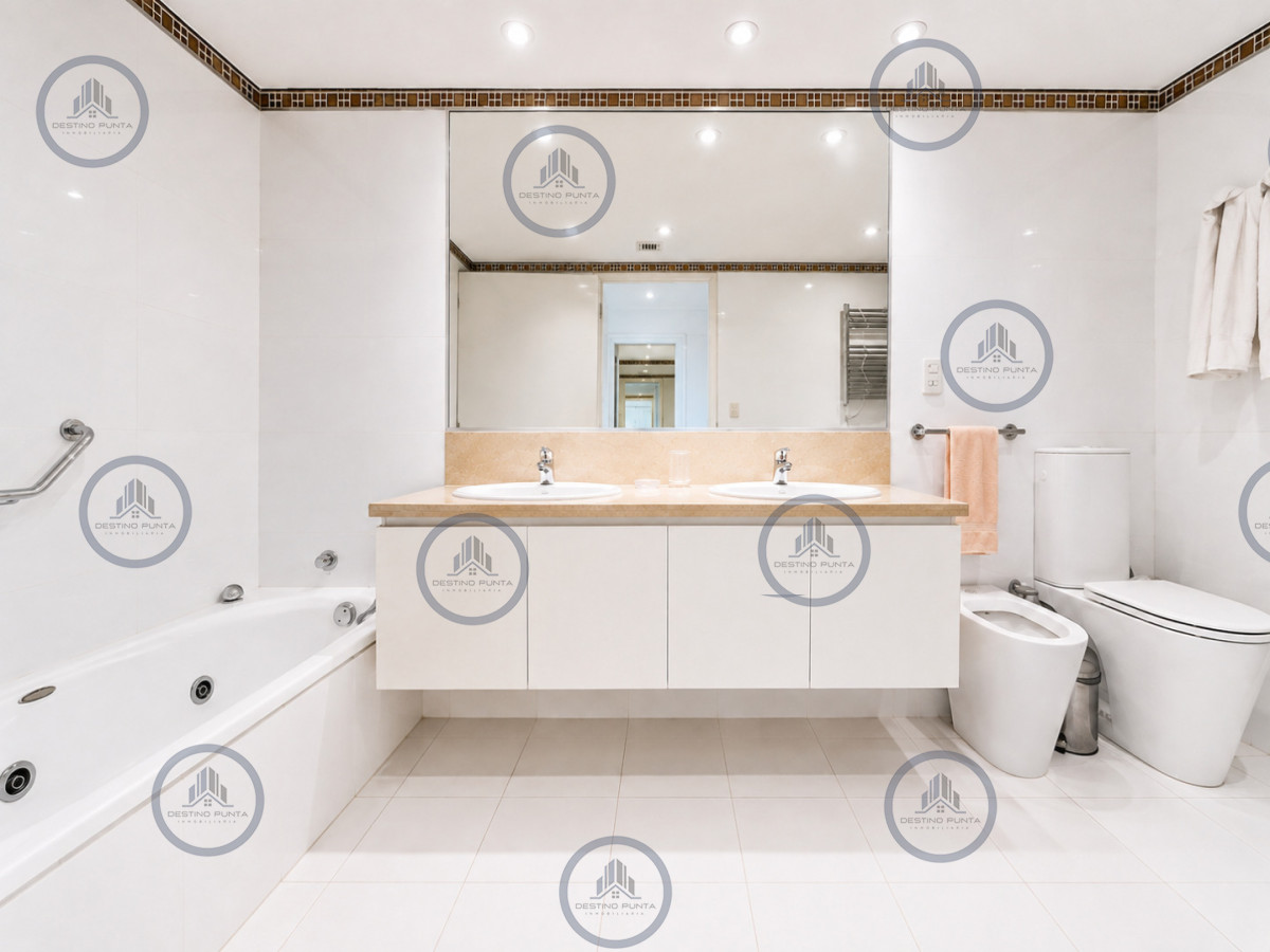 Apartamento ID.484 - Apartamento de 2 Dormitorios más Dependencia en Torre Le Parc, Playa Brava