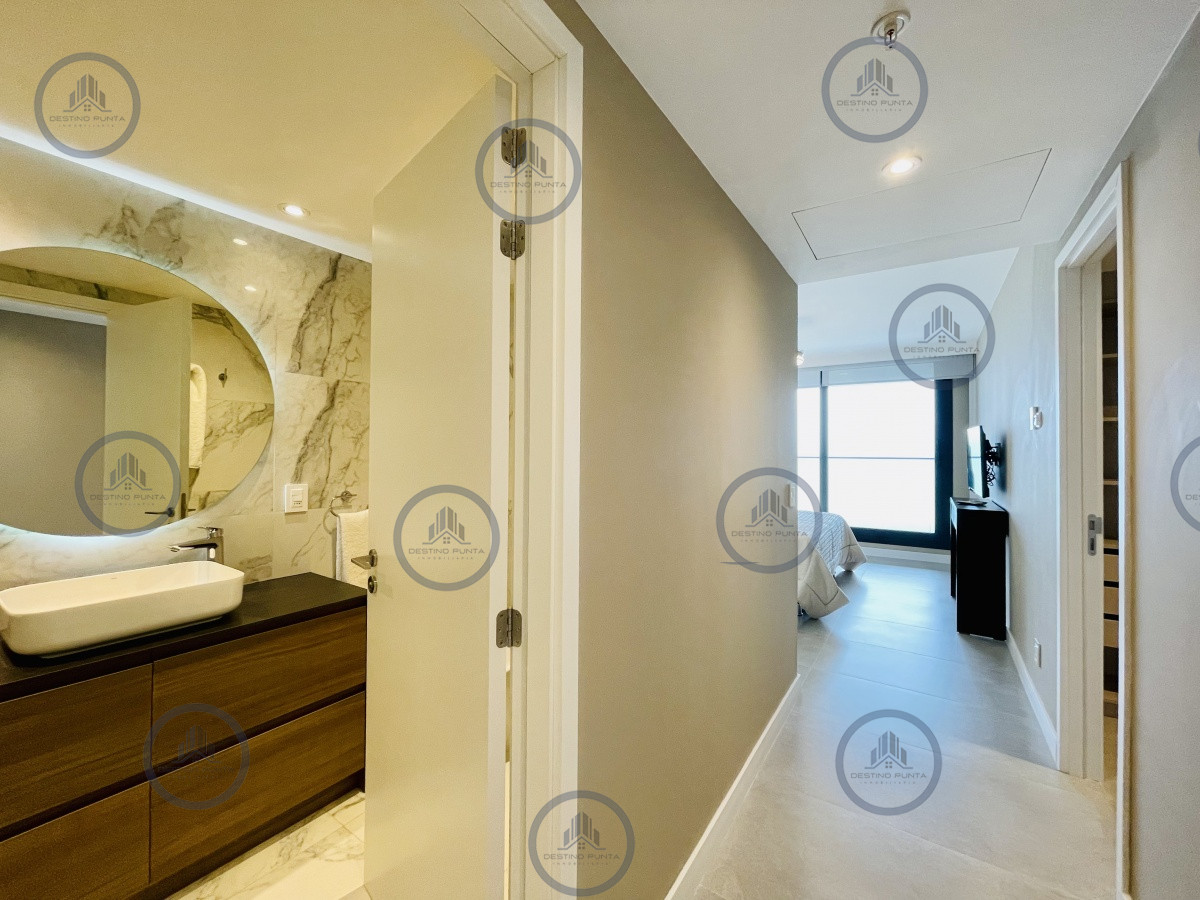 Apartamento ID.1122 - Venta y Alquiler Anual Moderno Apartamento de 2 Dormitorios en Torre Venetian sobre Playa Mansa