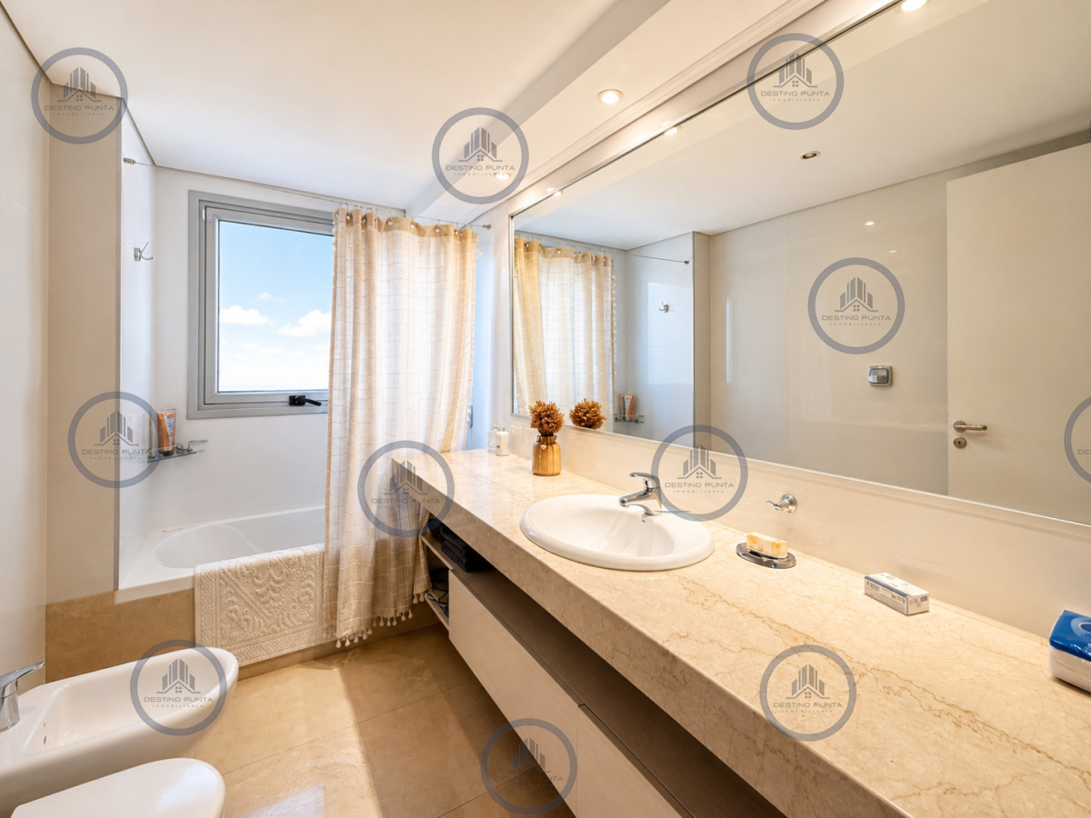 Apartamento ID.3030 - Venta de Apartamento de 3 Dormitorios sobre Primera Fila de Playa Brava, Punta del Este