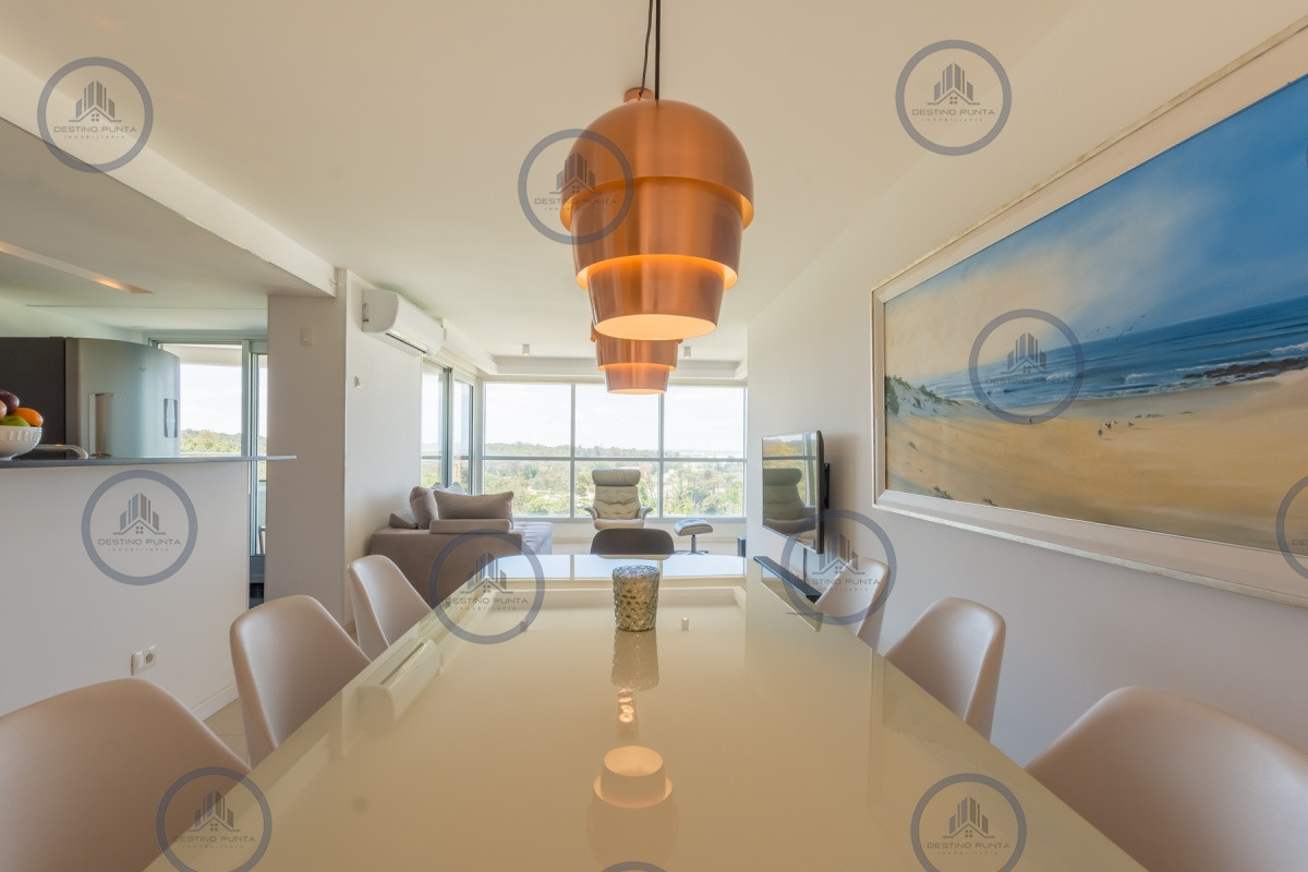 Apartamento ID.301 - Excelente Apartamento de 2 Dormitorios + Servicio en Brava con Vista al Mar