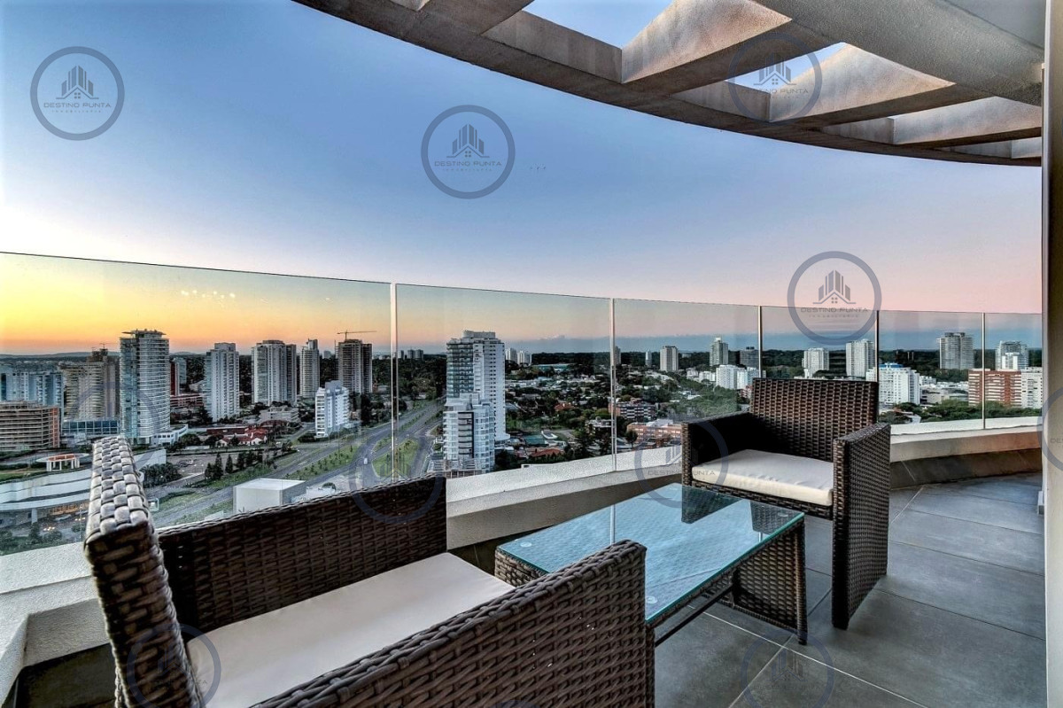 Apartamento ID.1626 - Alquiler temporario de apartamento de dos dormitorios con dos baños a pasos de la Playa y centro comercial, Punta del Este