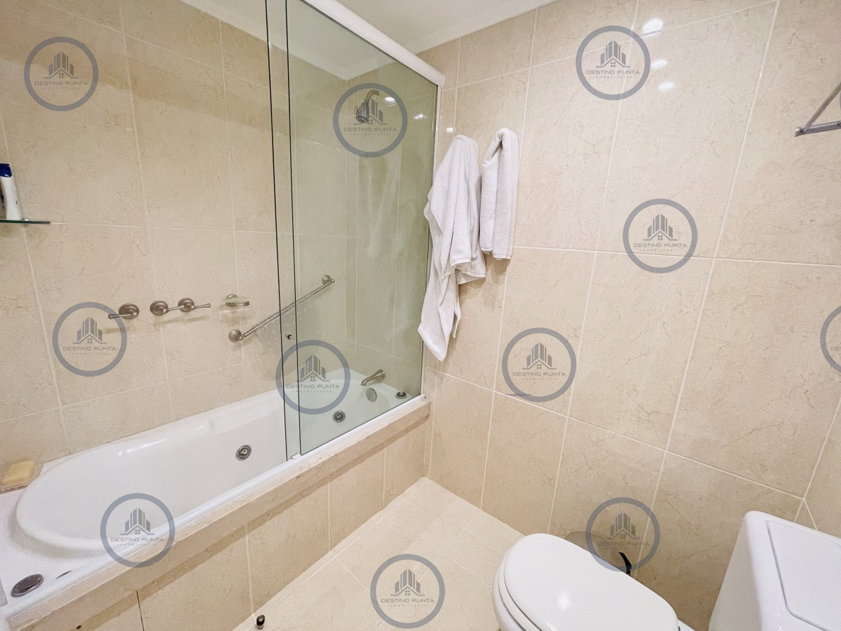 Apartamento ID.1059 - Venta de Excelente apartamento en alquiler temporario de tres dormitorios más dependencia de servicio, Playa Mansa, Punta del Este