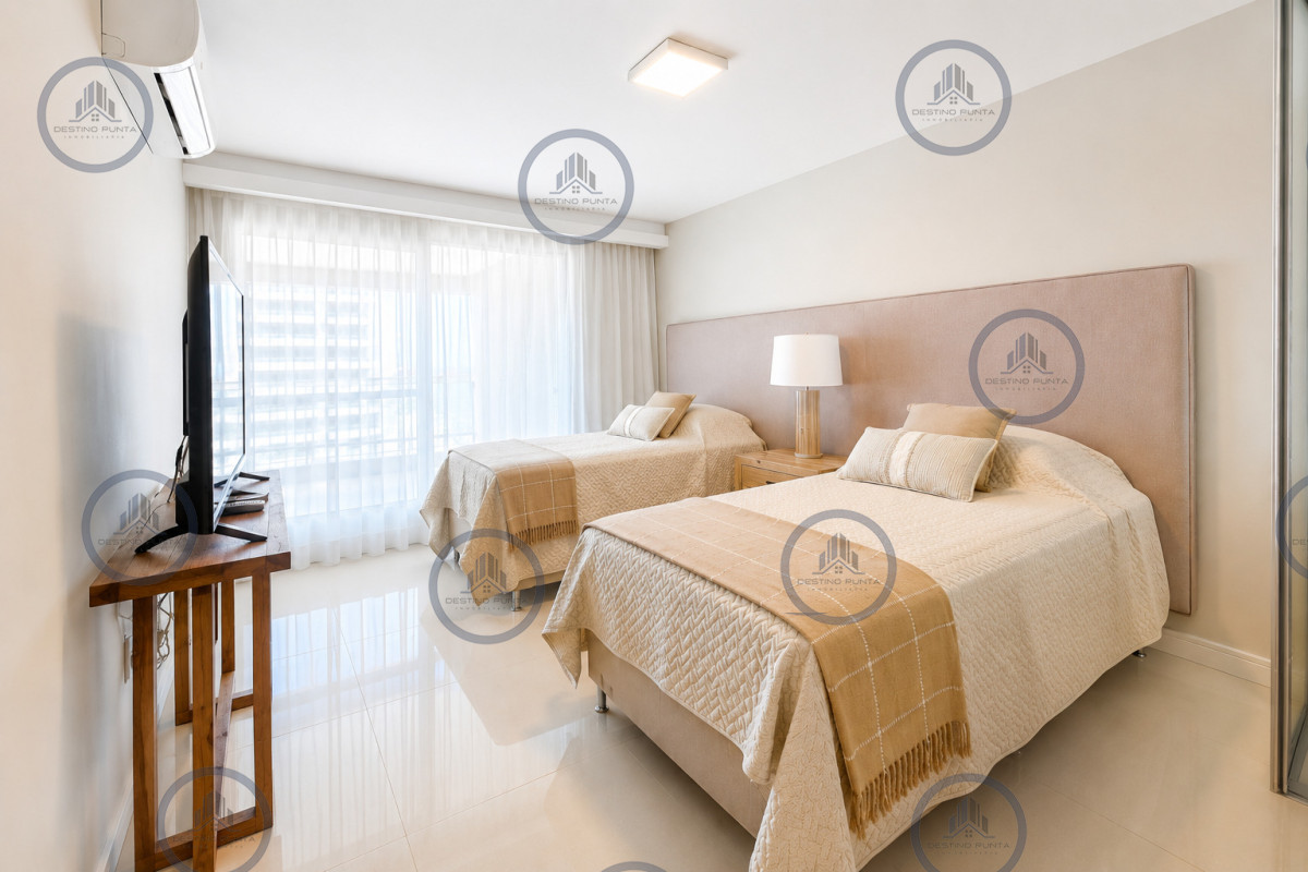 Apartamento ID.150 - Espectacular Penthouse Duplex con 4 Dormitorios + Dependencia y Terraza con Parrillero, en torre premium de Playa Brava, Punta del Este