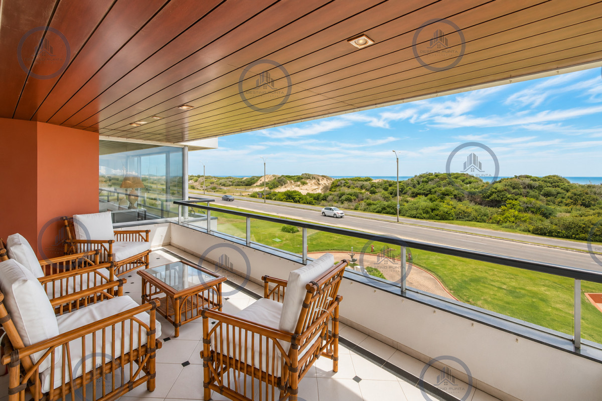 Apartamento ID.1102 - Exclusivo Apartamento Frente al Mar en Playa Brava, 3 Dormitorios y Dependencia