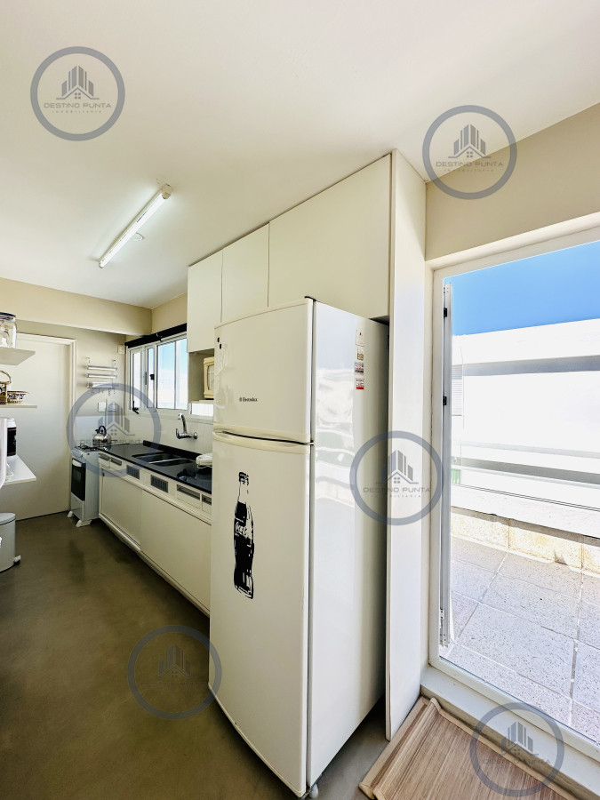 Apartamento ID.2461 - Alquiler y venta de apartamento con vista al Mar en Península de 3 dormitorios más dependencia