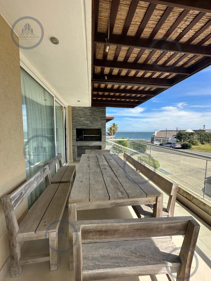 Apartamento en venta de 3 dormitorios con parrillero propio a pasos de la playa en la Barra — fotografía 2