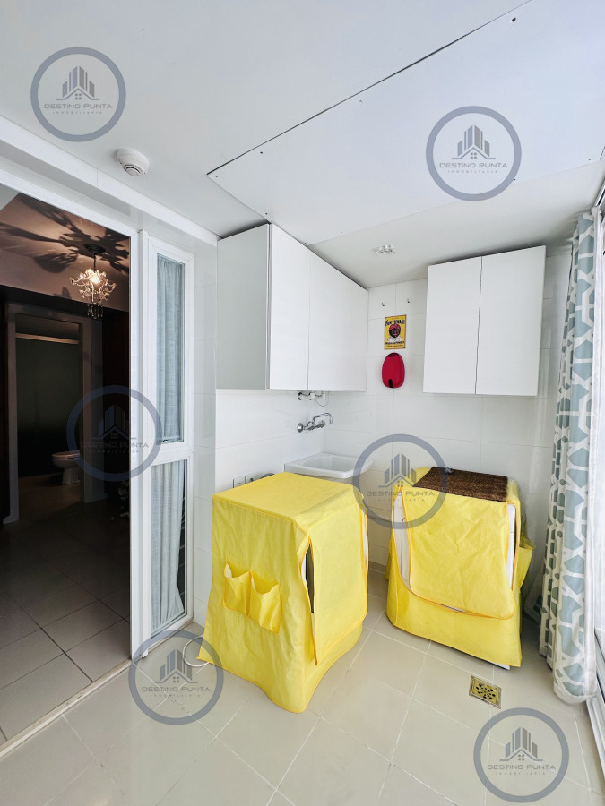 Apartamento ID.2300 - Lujoso Penthouse de 4 Dormitorios con Vista al Mar sobre Playa Mansa, Punta del Este