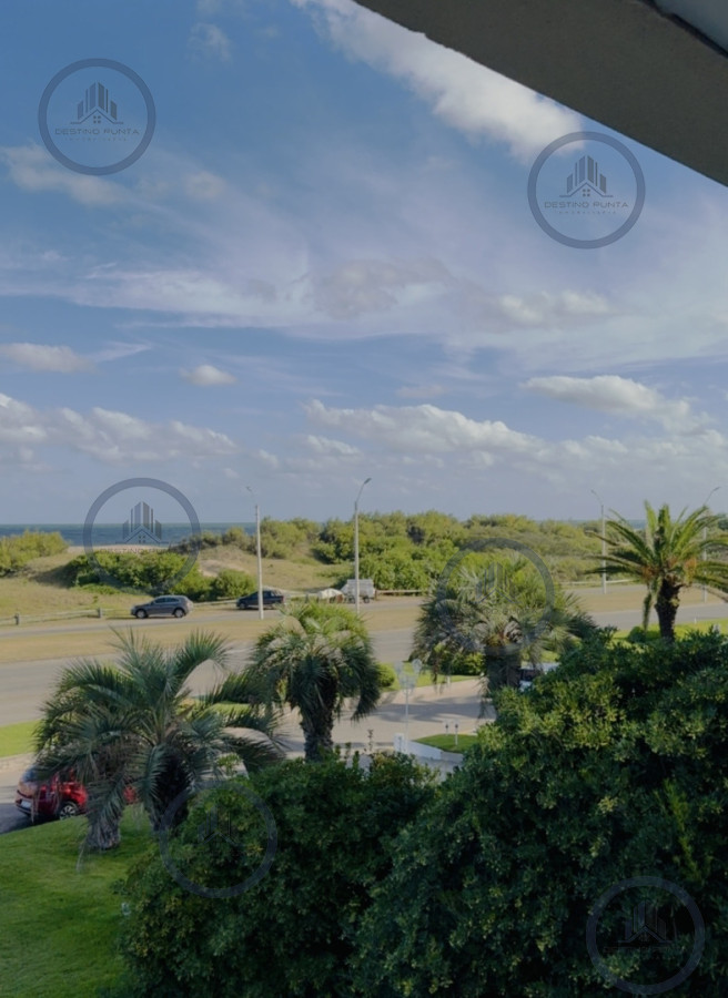 Apartamento ID.3030 - Venta de apartamento de 3 dormitorios sobre primera fila de Playa Brava, Punta del Este