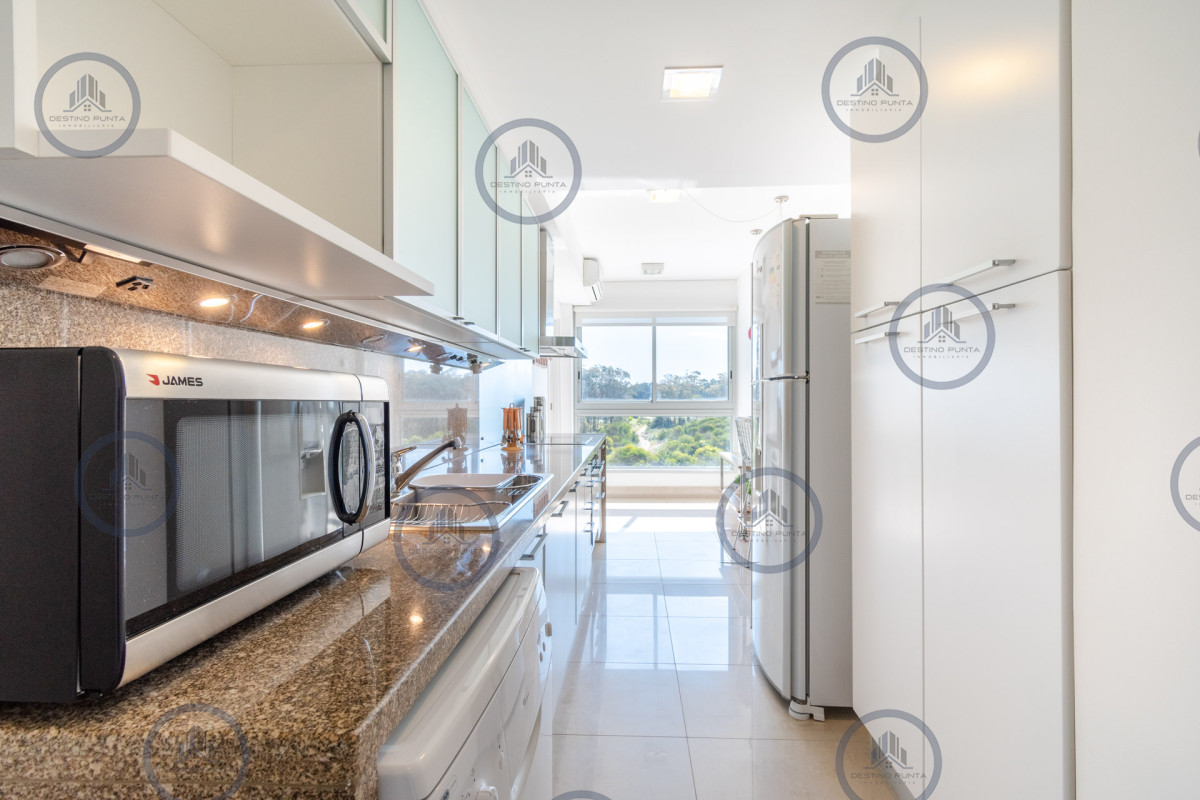 Apartamento ID.53 - Moderno Apartamento sobre playa Brava en torre Le Parc, cuenta con dos dormitorios más dependencia de servicio. Punta del Este