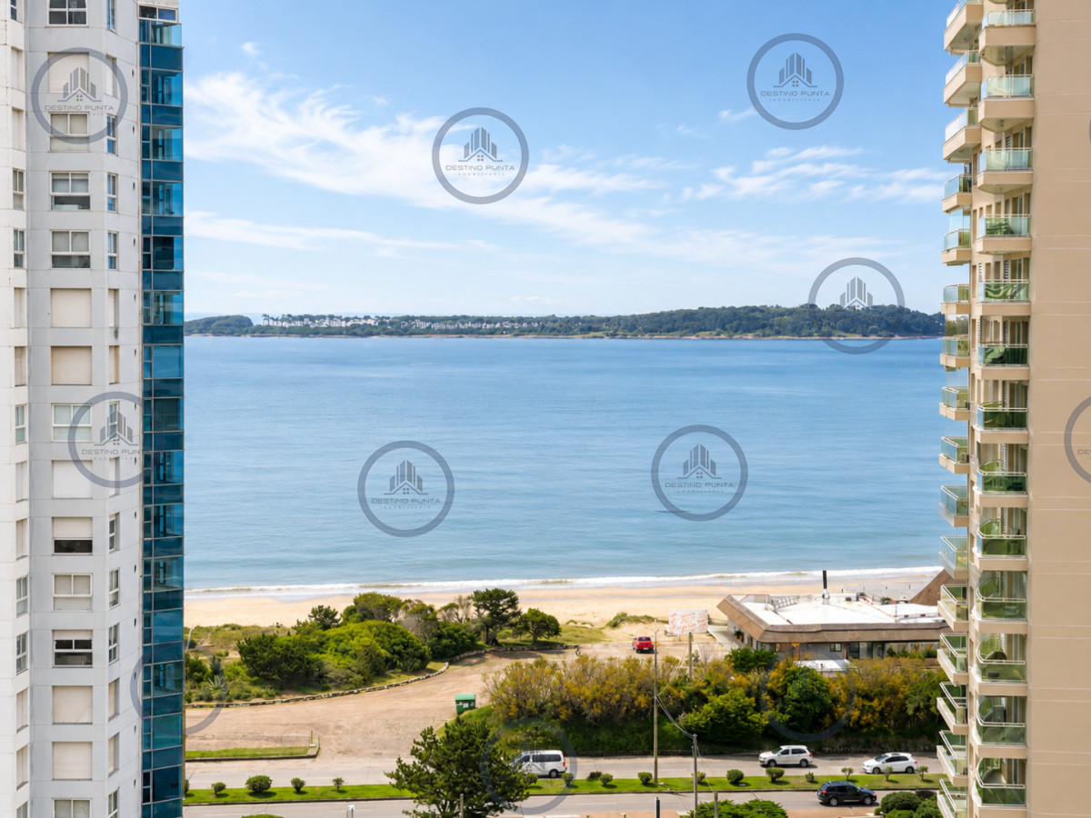 Apartamento ID.3204 - Venta de Excelente Apartamento de 3 Dormitorios con Vista al Mar, Playa Mansa, Punta del Este